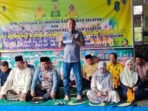 Bupati Barito Selatan Eddy Raya Samsuri didampingi Ketua TP-PKK Hj Permana Sari saat menghadiri kegiatan Peduli Kasih Al Hidayah di TKA Al Hidayah, Buntok, Minggu (22/2).