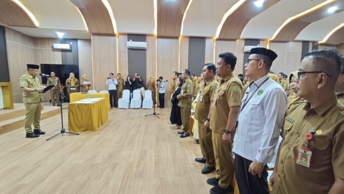 Bupati Barito Selatan Eddy Raya Samsuri memimpin pengambilan sumpah dan janji jabatan pejabat administrator, pengawas, dan fungsional di Aula Setda Barito Selatan, Senin (23/2).