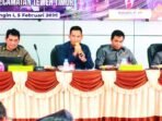 KAWAL ASPIRASI: Anggota DPRD Kabupaten Barito Utara, Hasrat, menyampaikan pendapatnya pada Musrenbang Kecamatan Teweh Timur, Kamis (5/2).