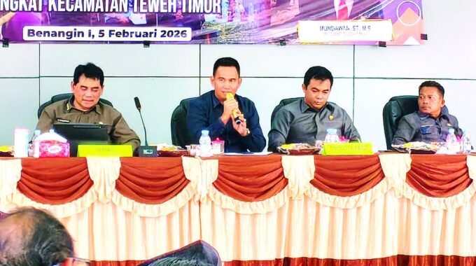 KAWAL ASPIRASI: Anggota DPRD Kabupaten Barito Utara, Hasrat, menyampaikan pendapatnya pada Musrenbang Kecamatan Teweh Timur, Kamis (5/2).