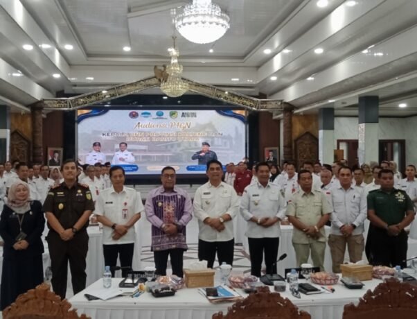 Ketua Komisi III DPRD Barito Utara, H. Tajeri (ketiga dari kanan) bersama Bupati Barito Utara H Shalahuddin saat pertemuan antara Pemkab dan DPRD Barito Utara dengan BNNP Kalteng di Gedung Balai Antang, Rabu (11/2).