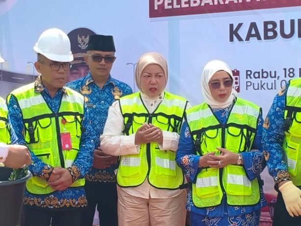 Wakil Ketua II DPRD Barito Utara, Hj. Henny Rosgiaty Rusli, menghadiri groundbreaking pelebaran jalan di halaman rumah jabatan Bupati Barito Utara, Rabu (18/2).