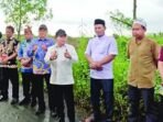 SINERGI: Anggota DPRD Kapuas Suprianto (tiga dari kanan) saat mendampingi Bupati Kapuas melakukan pengecekan jalan.