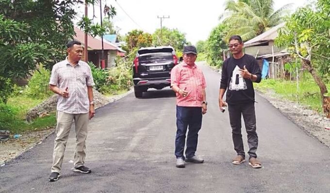 CEK INFRASTRUKTUR: Anggota DPRD Kapuas Sutarno mendampingi Bupati Kapuas HM Wiyatno melakukan pengecekan jalan di Desa Terusan.