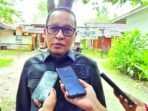 DIWAWANCARAI: Anggota Komisi III DPRD Kotim, Syahbana saat diwawancarai awak media.