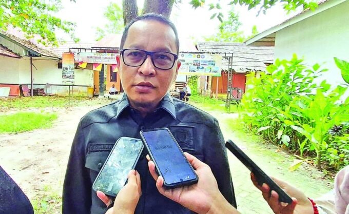 DIWAWANCARAI: Anggota Komisi III DPRD Kotim, Syahbana saat diwawancarai awak media.