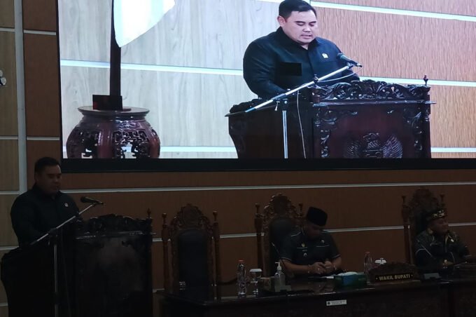 DPRD Kabupaten Kapuas Juru Bicara Anggota DPRD Dapil IV H Abdullah menyampaikan laporan hasil reses Dapil IV saat rapat paripurna belum lama tadi.