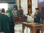 Ketua DPRD Kapuas Ardiansah melakukan pengangkatan PAW anggota DPRD Kabupaten Kapuas dalam rapat paripurna, Selasa (24/2).