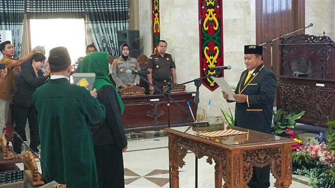 Ketua DPRD Kapuas Ardiansah melakukan pengangkatan PAW anggota DPRD Kabupaten Kapuas dalam rapat paripurna, Selasa (24/2).