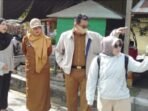 DPRD Kabupaten Kotawaringin Timur (Kotim Anggota DPRD Kabupaten Kotim, Modika Latifah Munawarah saat meninjau proses pengukuran Jalan Mangga 4 yang direncanakan masuk program perbaikan tahun 2026, Selasa (24/2).