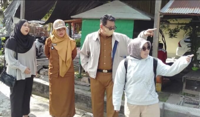 DPRD Kabupaten Kotawaringin Timur (Kotim Anggota DPRD Kabupaten Kotim, Modika Latifah Munawarah saat meninjau proses pengukuran Jalan Mangga 4 yang direncanakan masuk program perbaikan tahun 2026, Selasa (24/2).
