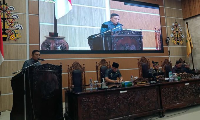 Juru bicara anggota DPRD Kapuas Dapil III H Didi Hartoyo saat menyampaikan laporan hasil reses dalam rapat paripurna, Kamis (12/2).