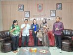 KUNJUNGAN KERJA: Ketua Komisi I DPRD Kapuas Sera Sintanola bersama anggota Komisi I Lawin dan staf saat berkunjung ke DPRD Provinsi Kalsel.