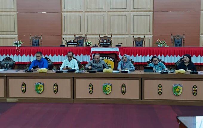 Jajaran Komisi I DPRD Kota Palagka Raya, menerima audiensi warga Jalan Hiu Putih dalam forum RDP di Gedung Paripurna, Kamis (19/1).