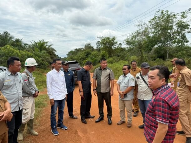 MENINJAU: Anggota DPRD Kotim dari Dapil V, yang dipimpin oleh Ketua DPRD Kotim, Rimbun saat meninjau jalan Desa Merah di Kecamatan Tualan Hulu, Senin (2/2).
