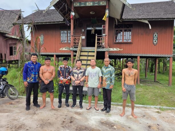 Ketua DPRD Kotim, Rimbun bersama pihak Dinas Kebudayaan dan Pariwisata, saat mengunjungi Taman Miniatur Budaya Sampit, belum lama ini.