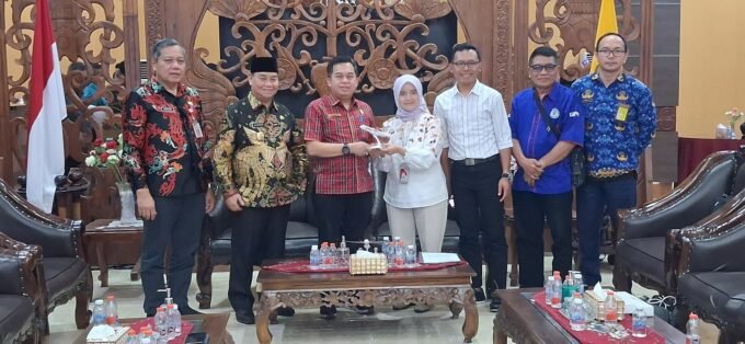MENERIMA: Ketua DPRD Kotim, Rimbun saat menerima cendera mata dari jajaran Lion Air Group usai melakukan Audensi di Rumah Jabatan Bupati Kotim, Kamis (29/1).