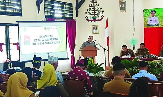 SAMBUTAN: Wakil Ketua I Komisi I DPRD Kota Palangka Raya, Salundik menyampaikan harapan kepada Pemko Palangka Raya dalam Forum Musrenbang, di aula Kecamatan Jekan Raya, Senin (2/2).