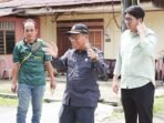 MEMANTAU: Ketua DPRD Kota Palangka Raya, Subandi beserta rombongan dapil II meninjau ke lapangan saat reses, beberapa waktu lalu.