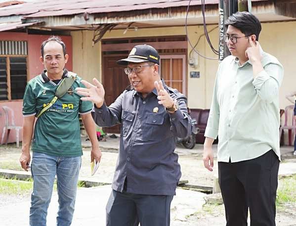 DPRD PALANGKARAYA MEMANTAU: Ketua DPRD Kota Palangka Raya, Subandi beserta rombongan dapil II meninjau ke lapangan saat reses, beberapa waktu lalu.
