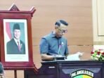 MENJELASKAN: Jubir DPRD Kota Palangka Raya, Jati Asmoro menyampaikan rekomendasi dewan di gedung paripurna DPRD Kota Palangka Raya, Selasa (3/2).
