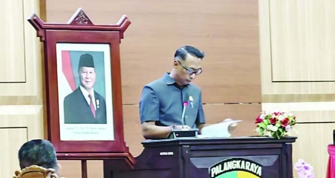 MENJELASKAN: Jubir DPRD Kota Palangka Raya, Jati Asmoro menyampaikan rekomendasi dewan di gedung paripurna DPRD Kota Palangka Raya, Selasa (3/2).