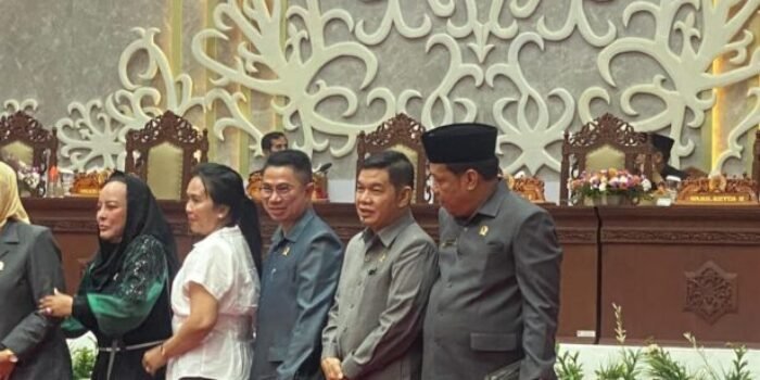 (tiga dari kanan) Wakil Ketua III DPRD Kalteng, Junaidi bersama anggota DPRD Kalteng foto bersama usai rapat, belum lama ini.