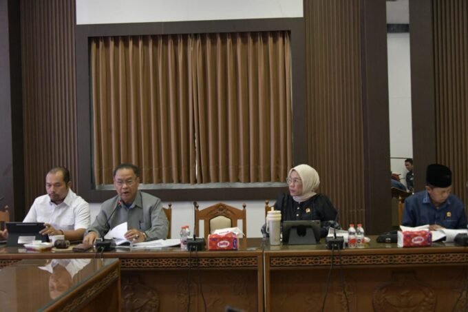 Ketua Panitia Khusus (Pansus), Sugiyarto bersama anggota pansus saat rapat Raperda tentang Penyelenggaraan Perpustakaan dan Penyelenggaraan Kearsipan, Selasa (10/2).