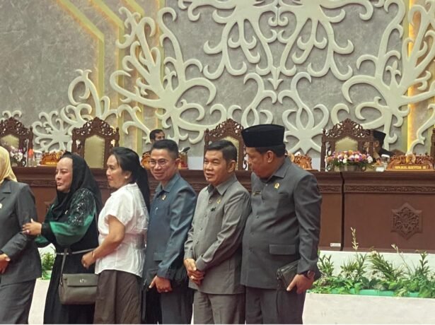 (tiga dari kanan) Wakil Ketua III DPRD Kalteng, Junaidi bersama anggota DPRD Kalteng foto bersama usai rapat, belum lama ini.