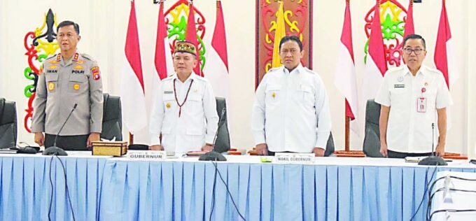 pemprov kalteng Gubernur Kalteng H Agustiar Sabran rakor bersama pemerintah kabupate/kota tentang sosialisasi implementasi program kartu huma betang sejahtera di Istana Isen Mulang, Rabu (25/2).