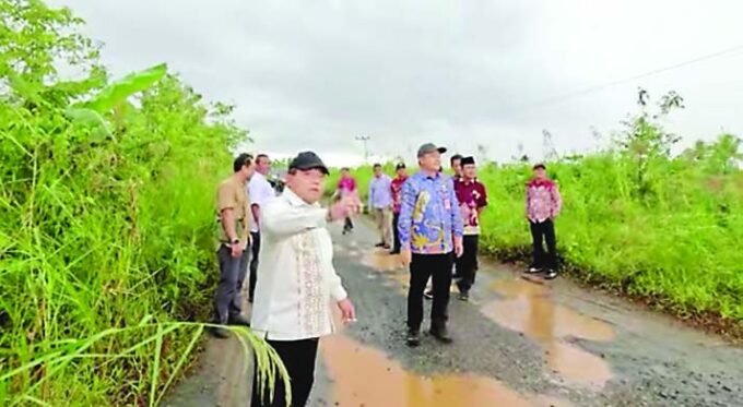 BLUSUKAN: Bupati Kapuas HM Wiyatno saat blusukan mengecek jalan di wilayah Kecamatan Kapuas Kuala.