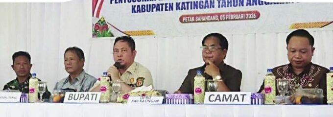 MUSRENBANG: Bupati Katingan Saiful didampingi pejabat lainnya, ketika memimpin kegiatan Musrenbang tingkat kecamatan Tasik Payawan, Kamis (5/2).