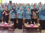 KATINGAN KEGIATAN: Ketua TP PKK Kabupaten Katingan Sumiati Saiful bersama Camat Katingan Tengah Purwoko dan kader PKK, usai kegiatan pembinaan 10 program pokok PKK di Aula Kecamatan Katingan Tengah Kamis (12/2).