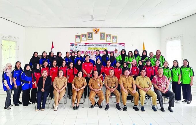 PEMBUKAAN: Asisten I Setda Katingan Kalpin didampingi Kepala Dinas Perindustrian, Transmigrasi, dan Tenaga Kerja Kabupaten Katingan H Hariawan, bersama para peserta di acara pembukaan pelatihan, Senin (2/2).