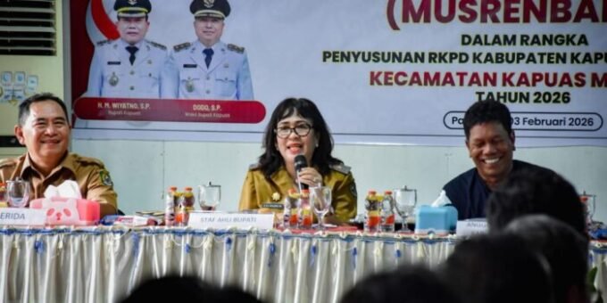 SAMBUTAN: Staf Ahli Bupati Bidang Pemerintahan, Hukum, dan Politik, Apollonia saat menyampaikan sambutan Bupati Kapuas pada Musrenbang RKPD Tingkat Kecamatan Kapuas Murung tahun 2027, Selasa (3/2).