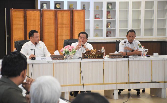 Bupati Kapuas HM Wiyatno memimpin Rakor bersama pihak Perusahaan sektor kehutanan yang beroperasi di wilayah Kabupaten Kapuas di Ruang Rapat Rujab Bupati Kapuas, Rabu (18/1).