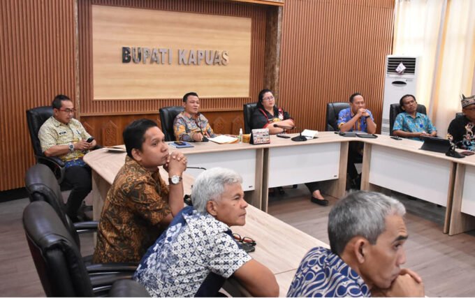 BAHAS JALAN: Sekda Kapuas Dr Usis I Sangkai meminpin rapat penentuan trase jalan menuju Desa Masupa Ria, Kecamatan Mandau Talawang, Jumat (20/2).