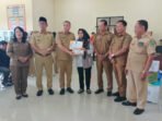 KUALA KAPUAS Wabup Kapuas Dodo didampingi Kepala Pelaksana BPBD Kapuas Pangeran S Pandiangan menyerahkan bantuan kepada korban kebakaran dan puting beliung, Senin (23/2).