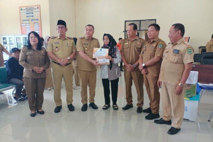 KUALA KAPUAS Wabup Kapuas Dodo didampingi Kepala Pelaksana BPBD Kapuas Pangeran S Pandiangan menyerahkan bantuan kepada korban kebakaran dan puting beliung, Senin (23/2).