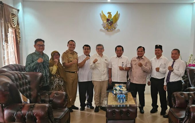 Bupati Kapuas HM Wiyatno didampingi Pimpinan DPRD Kapuas dan Sekretaris Daerah Kabupaten Kapuas Dr Usis I Sangkai saat menerima kunjungan dari Kepala BPK Perwakilan Kalimantan Tengah Dodik Achmad Akbar bersama jajaran, di Rujab Bupati Kapuas, Selasa (24/2).