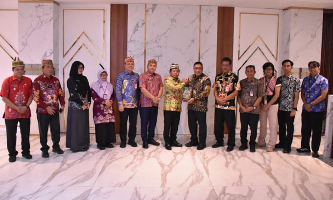 Bupati Kapuas, HM Wiyatno menerima cinderamata dari BNN Provinsi Kalimantan Tengah, di Rumah Jabatan Bupati Kapuas, Jumat (6/2).