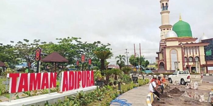 RTH: Taman Adipura di simpang lima menjadi salah satu ikon baru Kota Kuala Kapuas.