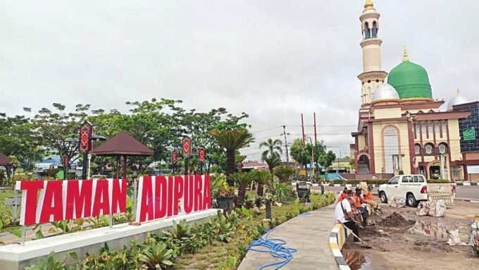 RTH: Taman Adipura di simpang lima menjadi salah satu ikon baru Kota Kuala Kapuas.