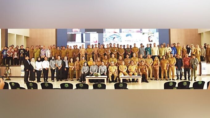 Bupati Kapuas HM Wiyatno foto bersama seusai membuka pelatihan paralegal pos bantuan hukum desa/kelurahan tahun 2026, Senin (23/2).