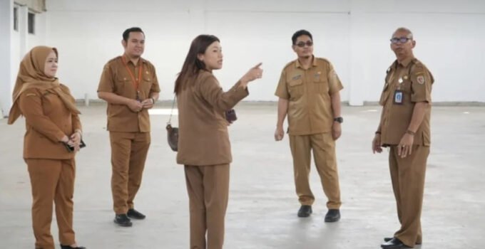 PENINJAUAN: Kepala Dinas Kebudayaan, Kepemudaan, Olahraga, dan Pariwisata (Disbudparpora) Kabupaten Katingan Sismita dan jajarannya, ketika melihat langsung kondisi bangunan GOR yang terletak di komplek sport center Kasongan.