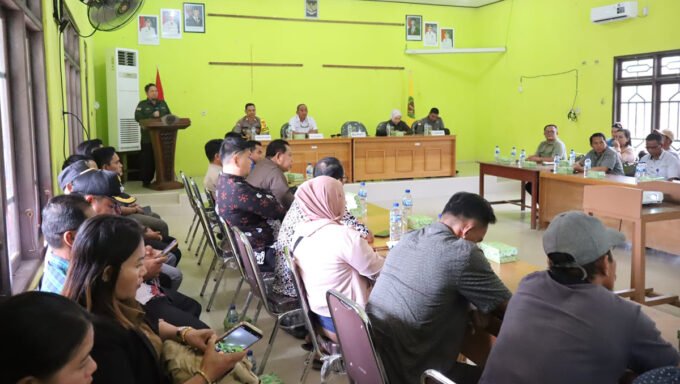 Sejumlah peserta sosialisasi, ketika mendengarkan sambutan Bupati Katingan Saiful dalam acara sosialisasi yang digelar PT Agrinas Palma Nusantara di Aula Kantor Kecamatan Katingan Tengah, Selasa (17/2).