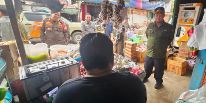 Bupati Katingan Saiful, ketika turun langsung ke lapangan untuk memantau harga bahan pokok di pasar Tumbang Samba Kecamatan Katingan Tengah, Selasa (17/2) lalu.