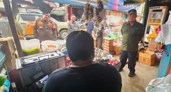 Bupati Katingan Saiful, ketika turun langsung ke lapangan untuk memantau harga bahan pokok di pasar Tumbang Samba Kecamatan Katingan Tengah, Selasa (17/2) lalu.