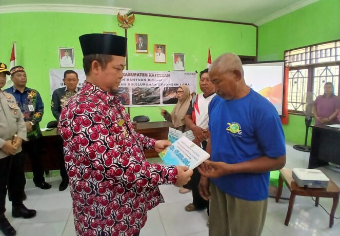 Katingan Bupati Katingan Saiful, ketika menyerahkan bantuan untuk korban kebakaran di Kasongan, Jumat (20/2).