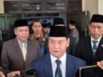 DIWAWANCARAI: Bupati Kotim, H Halikinnor saat diwawancarai awak media, belum lama ini.